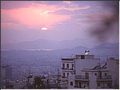 Atenas: panor&aacute;mica con el mar al fondo &copy;