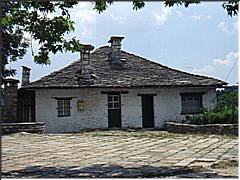 Monodendri: casa tradicional y pl&aacute;tano &copy; Jos&eacute; Mar&iacute;a Ciordia