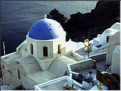 Santorini: vista sobre la bah&iacute;a y c&uacute;pula azul &copy; Jos&eacute; Mar&iacute;a Ciordia